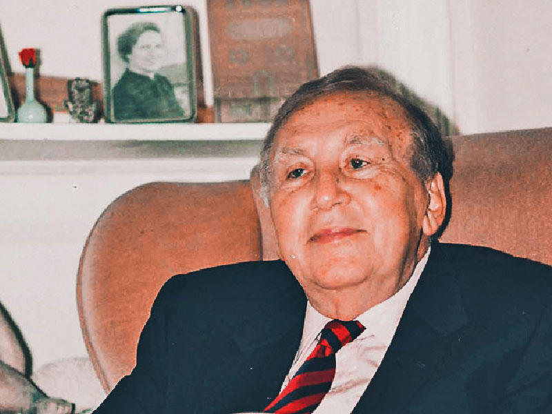 الشاعر نزار قباني