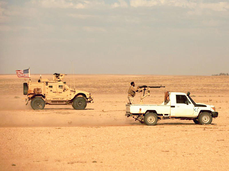 جانب من عملية مشتركة للقوات الأميركية مع جيش مغاوير الثورة السورية لملاحقة فلول «داعش» في التنف (العزم الصلب)