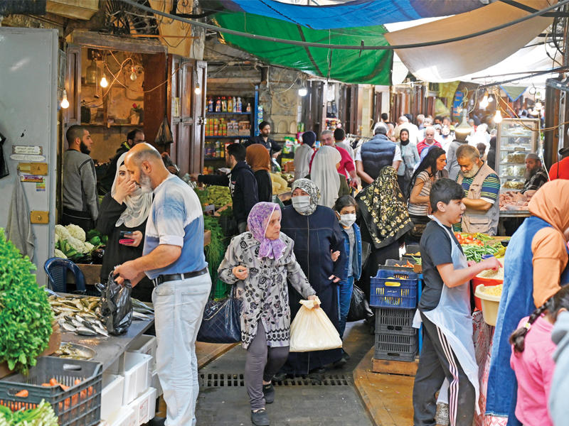 ازدحام في أحد أسواق مدينة طرابلس شمال لبنان أمس الأول (إي بي أيه)