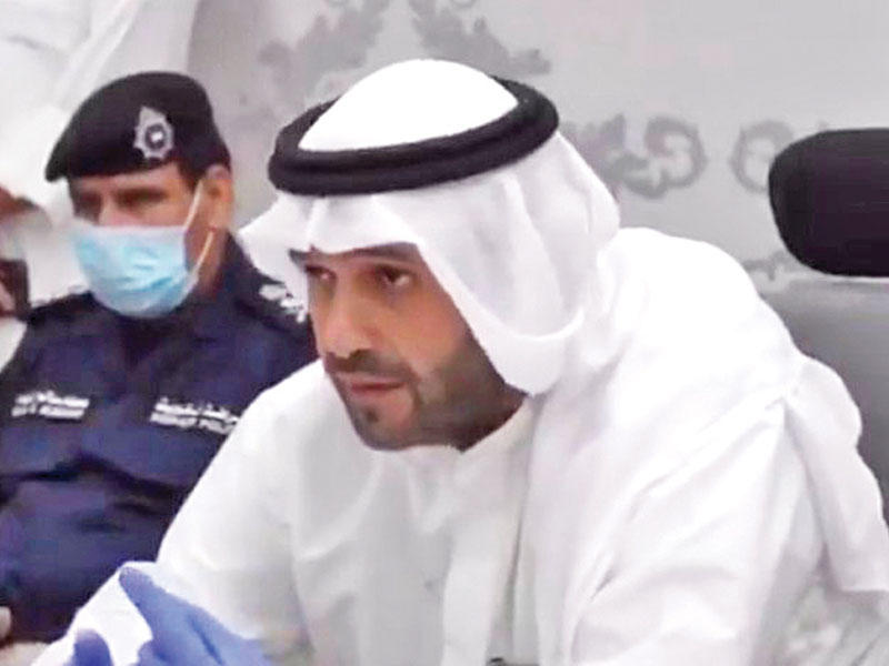 الوزير الصالح متحدثاً إلى أعضاء بالسفارة المصرية