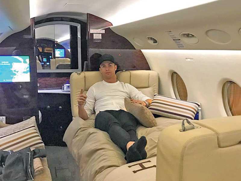 كريستيانو رونالدو في طائرته الخاصة