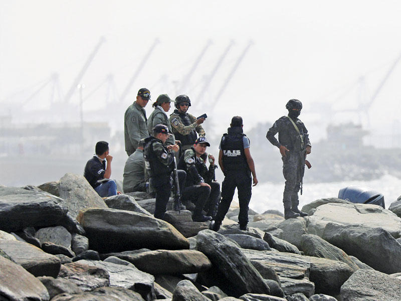 جنود فنزويليون على الساحل الشمالي لبلادهم أمس بعد ضبط «خلية مرتزقة هدفها اغتيال قادة الحكومة الاشتراكية (رويترز)