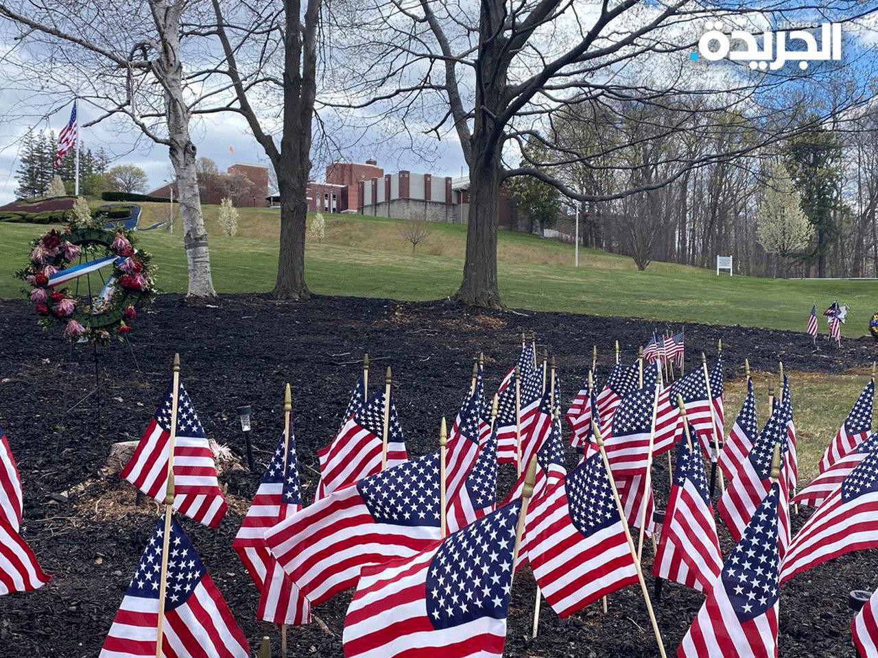أعلام وأكاليل من الورد أم مبنى تابع لمؤسسة قدامى المحاربين والذي شهد وفيات كبيرة جراء كورونا