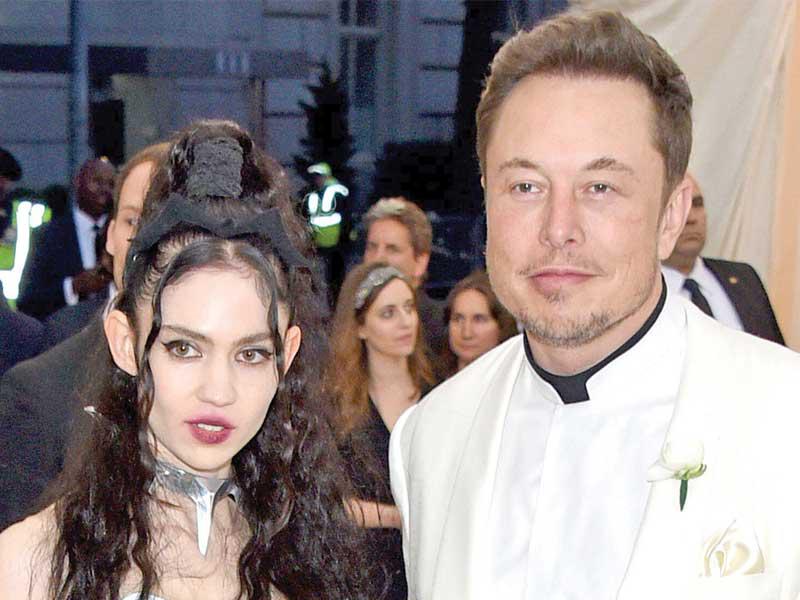  رئيس شركة تيسلا إلون ماسك والمغنية الكندية غرايمز