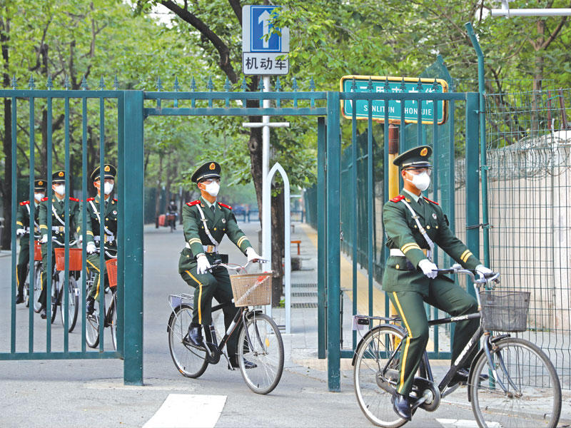 عناصر شبه عسكرية صينية في بكين الشهر الماضي (رويترز)