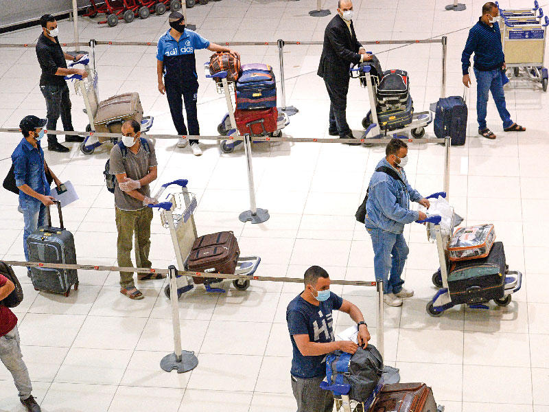 مغادرون مصريون خلال إتمام إجراءاتهم بالمطار أمس (تصوير نوفل إبراهيم)  