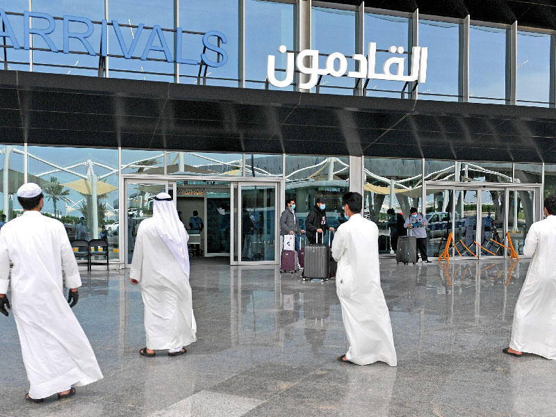 مواطنون خلال استقبال العائدين عبر رحلات الإجلاء