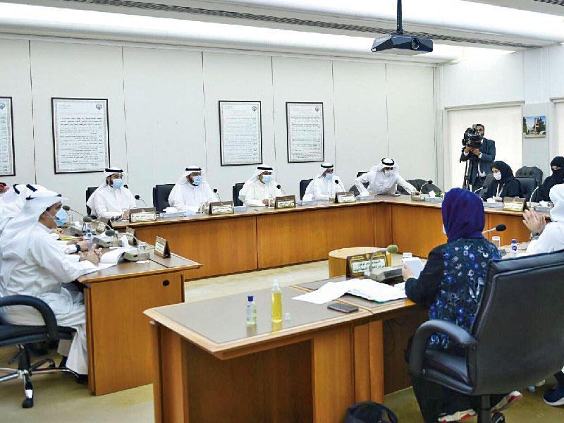 جانب من اجتماع اللجنة الصحية البرلمانية أمس بحضور الوزير باسل الصباح