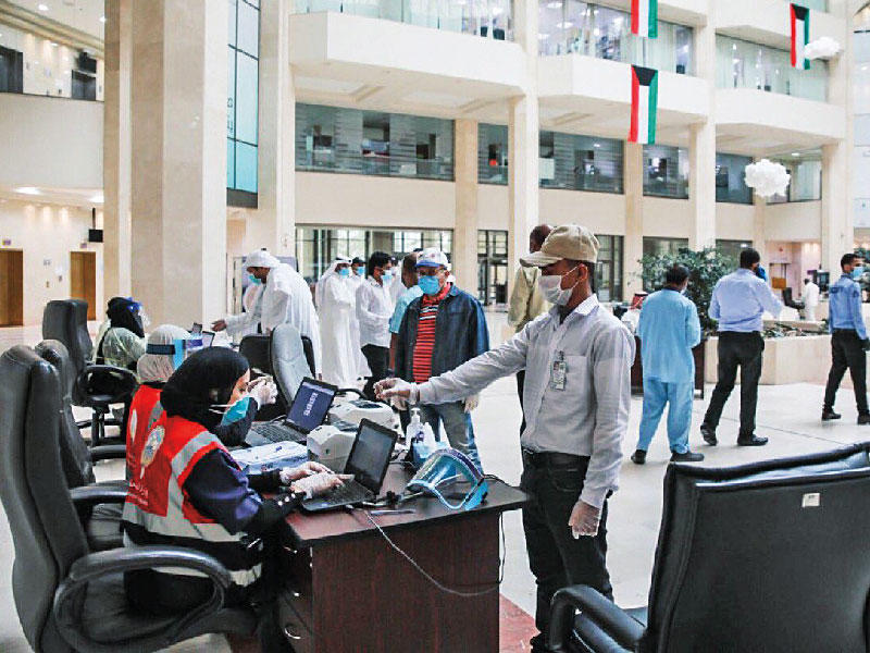 جانب من عملية فحص الموظفين