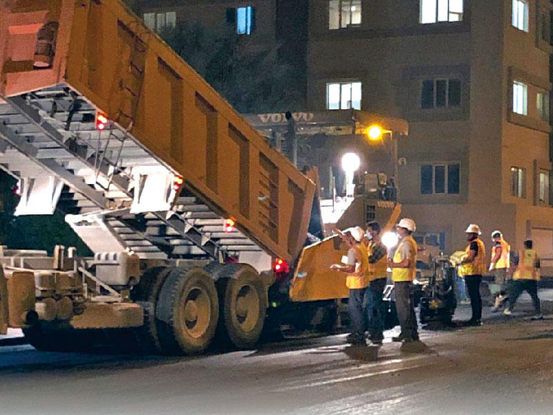 جانب من أعمال فرش الأسفلت