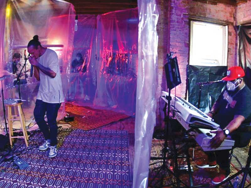 فريدريك يونيه خلال العزف 