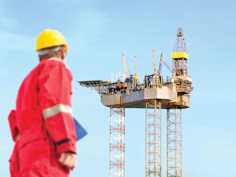 النفط يرتفع والمستثمرون يقيّمون وضع وباء فيروس كورونا