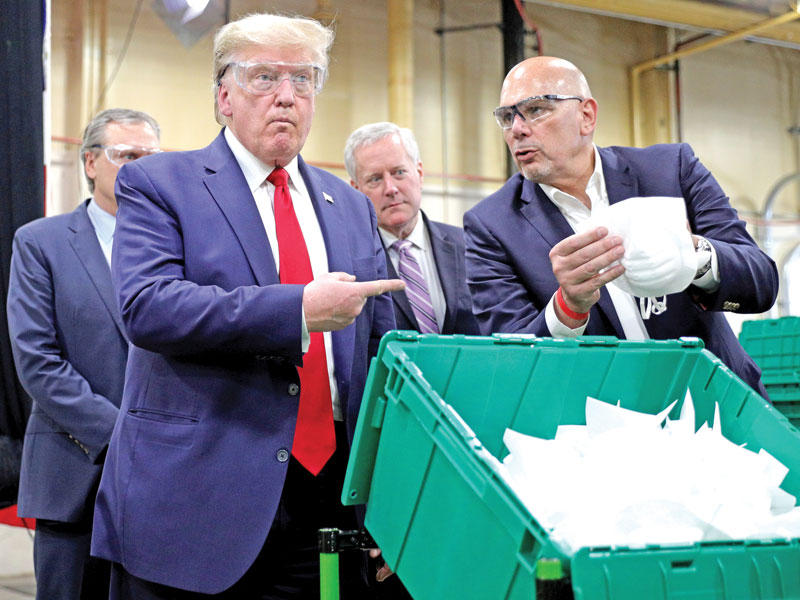 الرئيس الأميركي دونالد ترامب خلال زيارته لمصنع الكمامات في أريزونا امس الأول (رويترز)