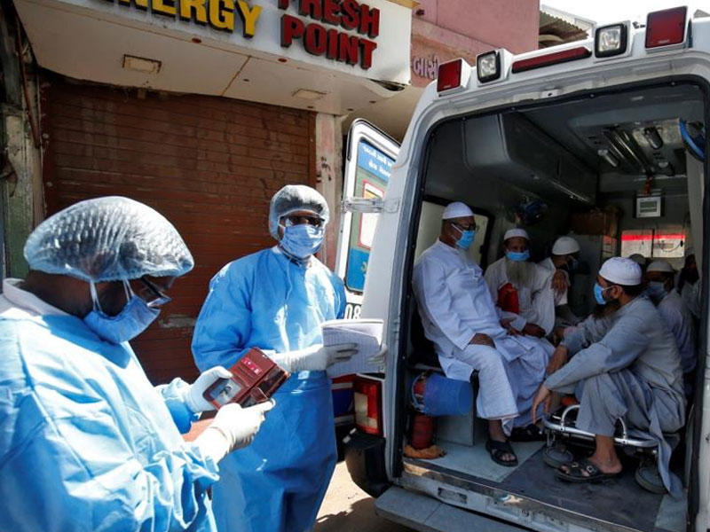 هنود مسلمين يخضعون لفحص فيروس كورونا المستجد