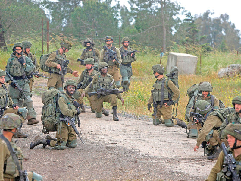 جنود إسرائيليون خلال تدريب في هضبة الجولان أمس (أ ف ب)