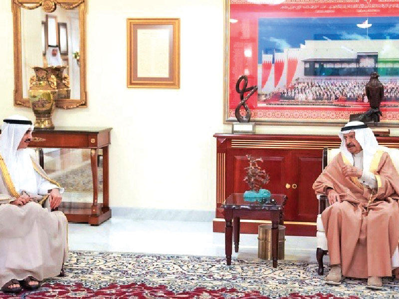 رئيس الوزراء البحريني مستقبلاً السفير الجابرn