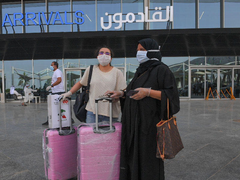مواطنة لدى عودتها أمس على متن آخر رحلات الإجلاء (تصوير نوفل إبراهيم)
