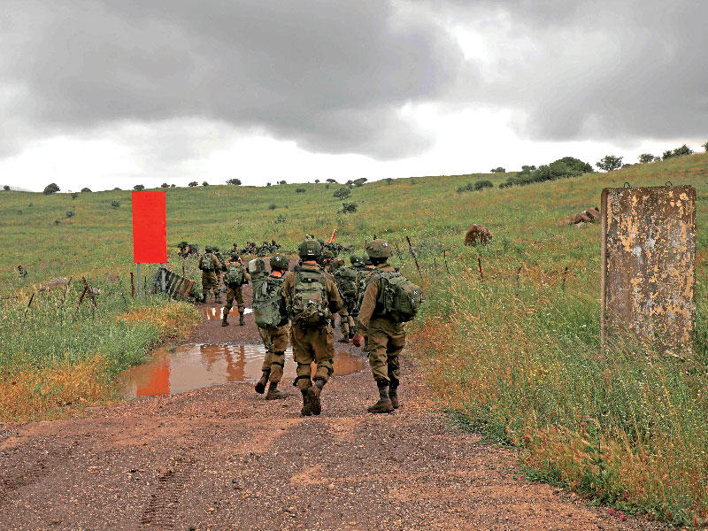 جنود إسرائيليون خلال تمرين في هضبة الجولان السورية المحتلة أمس (أ ف ب)