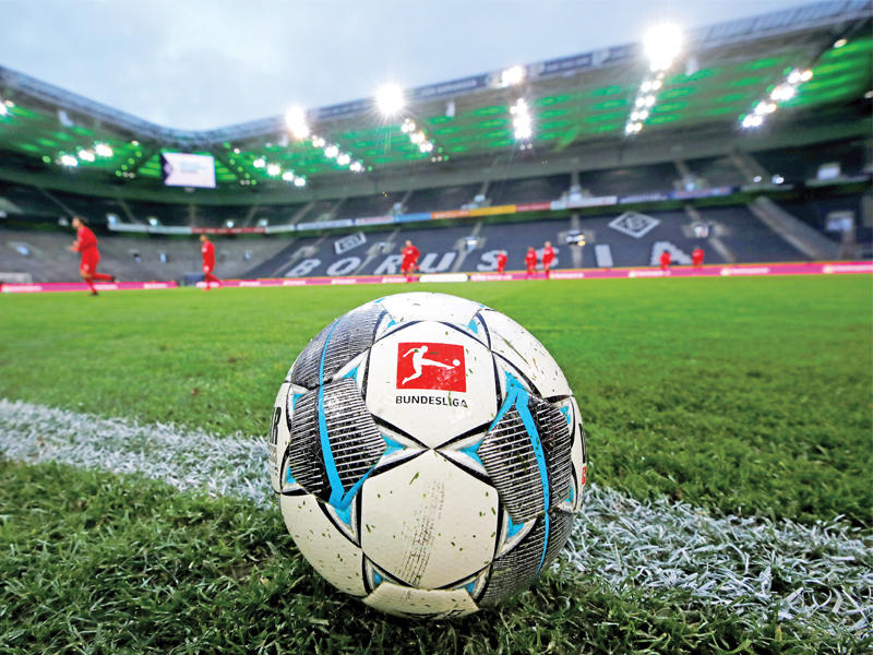 جانب من إحماء لاعبي بروسيا مونشنغلاباخ وكولون قبل المباراة التي أقيمت في 11 مارس الماضي