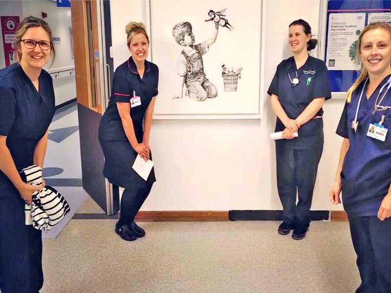 لوحة  لفنان الشارع البريطاني بانكسي بين الممرضات 