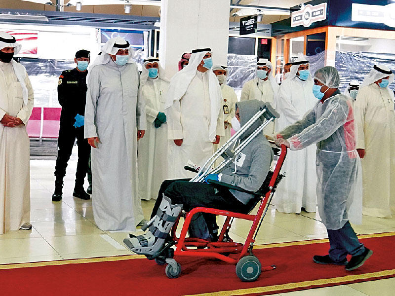 الخالد وعدد من الوزراء في استقبال العائدين على متن آخر رحلات الإجلاء أمس الأول