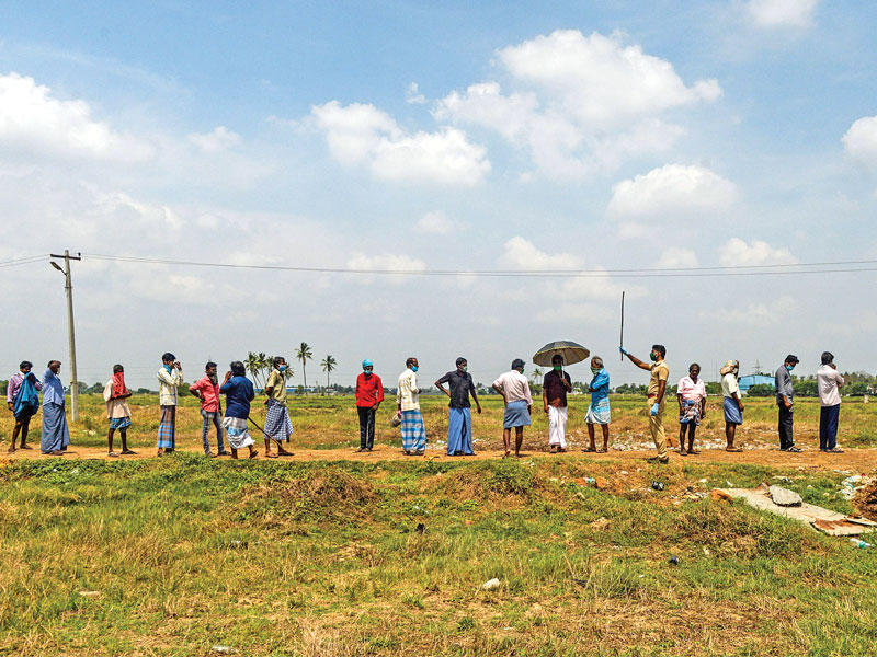 هنود ينتظرون بالطابور لشراء الكحول من احد المتاجر في ضاحية شيناي أمس (أ ف ب)n