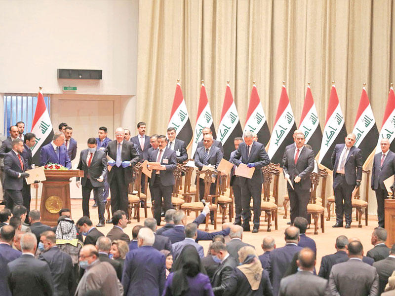 الكاظمي بعد تأديته اليمين أمام البرلمان فجر أمس (أ ف ب)