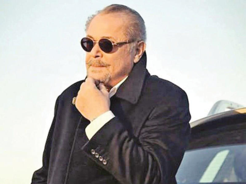 لقطة يشبه فيها الملك فاروق الذي حلم بتجسيد شخصيته