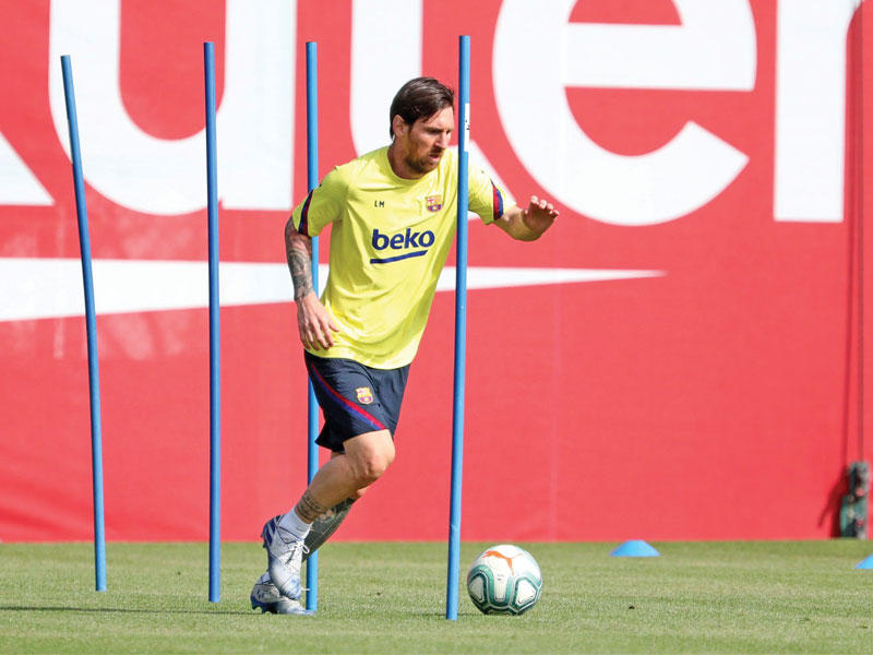 ميسي نجم برشلونة خلال التدريبات