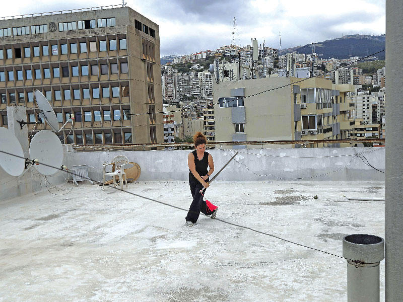 لبنانية تدعى آنابيل شادرفيان تمارس رياضة تاي تشي شوان على سطح مبنى في الزلقا شمال بيروت (أ ف ب)