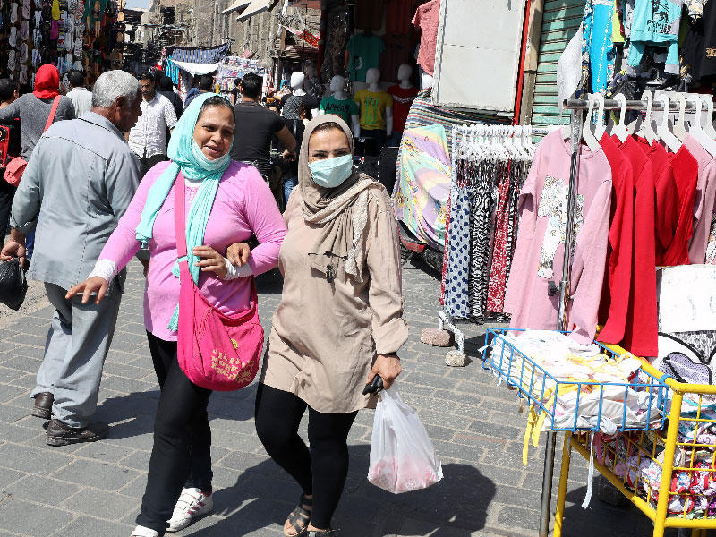 امرتان ترتديان أقنعة واقية للوجه في القاهرة ، مصر