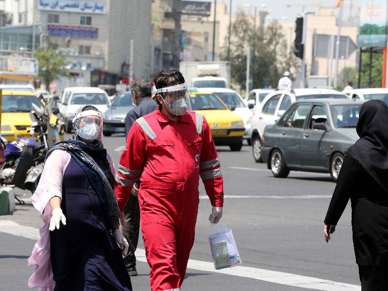 إيرانيون يرتدون أقنعة واقية وسط جائحة فيروس كورونا