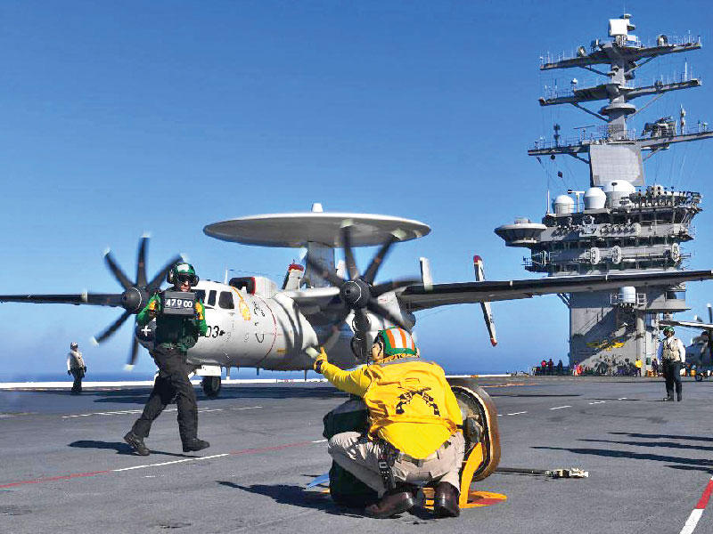 طائرة مراقبة وإنذار مبكر تستعد للإقلاع عن الحاملة هاري ترومان في منطقة عمليات الأسطول الخامس