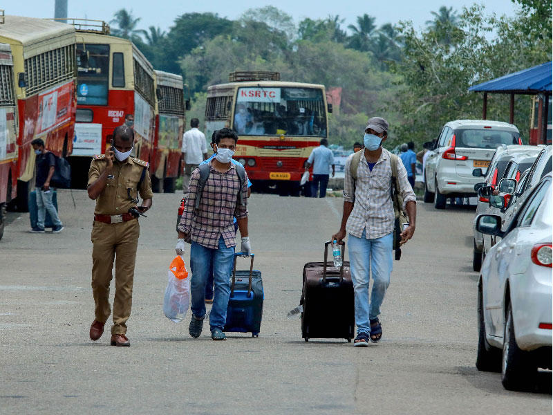 عشرات الهنود يفرّون من مركز للحجر الصحي
