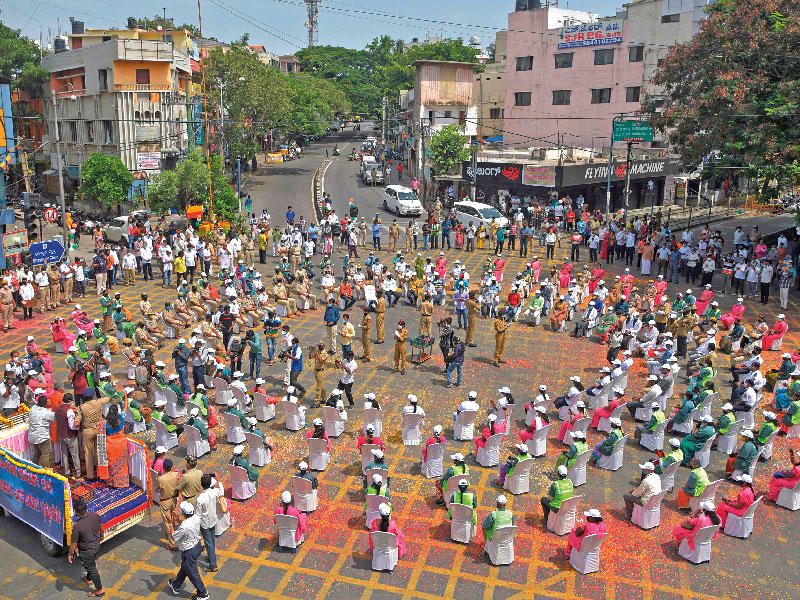 احتفال تكريمي في بنغالور الهندية للعاملين في مواجهة «كورونا» أمس (أ ف ب)