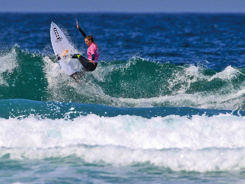 لكماته أنقذت ساقه من فك القرشn