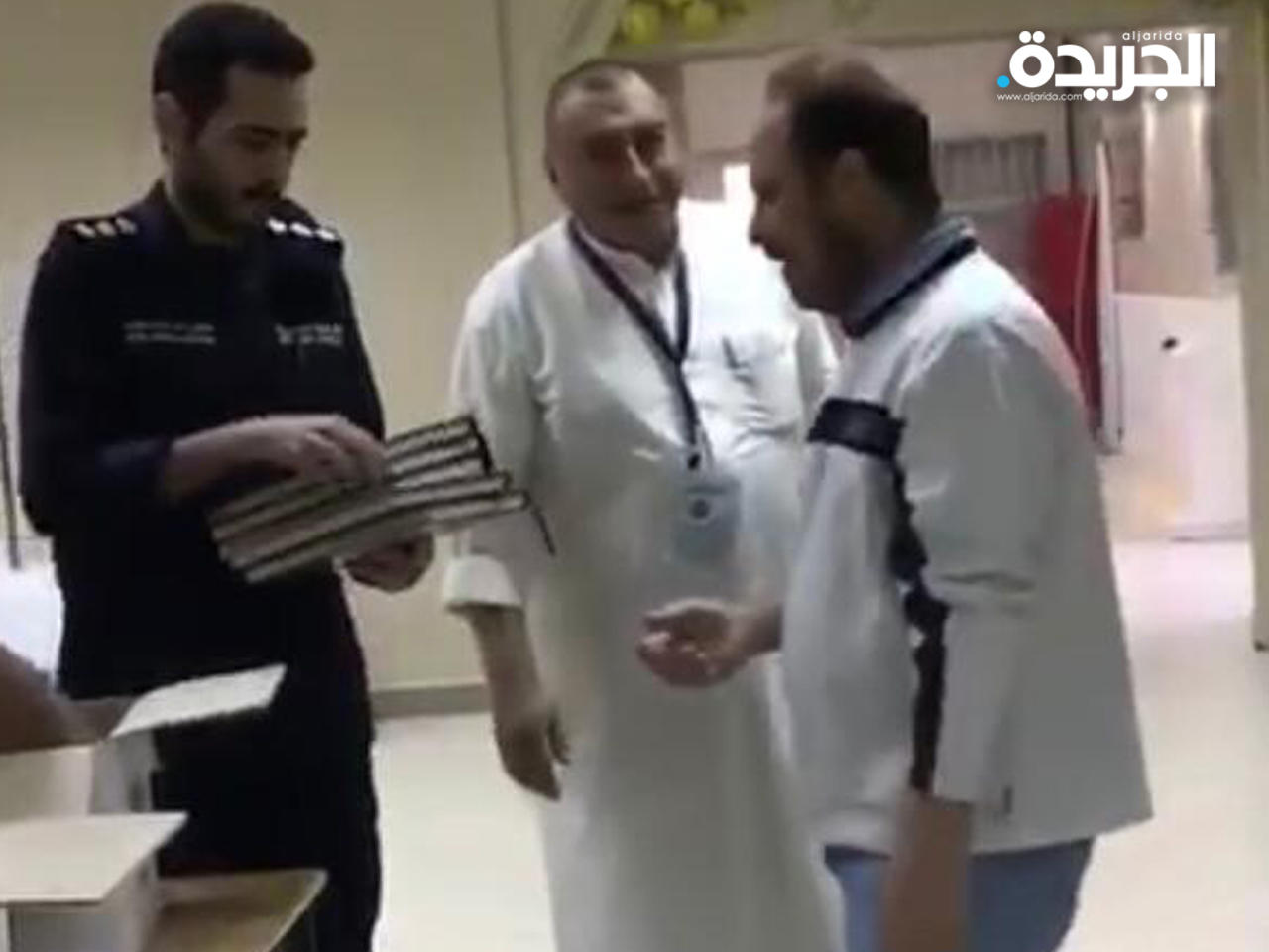 جانب من عملية توزيع الصحف