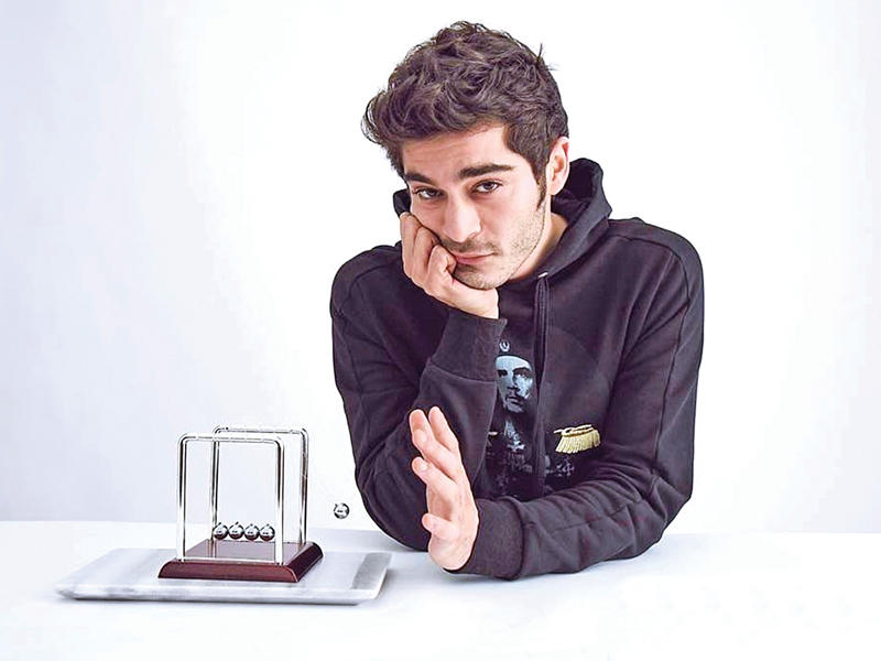 الممثل التركي ​بوراك دينيز​