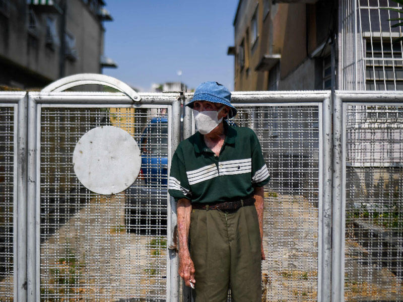 رجل مسن يرتدي الكمام في كاراكاس