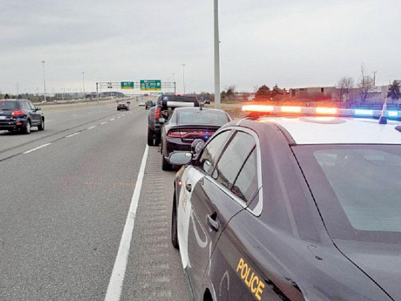 يقود السيارة بسرعة 308 كيلومترات في الساعةn