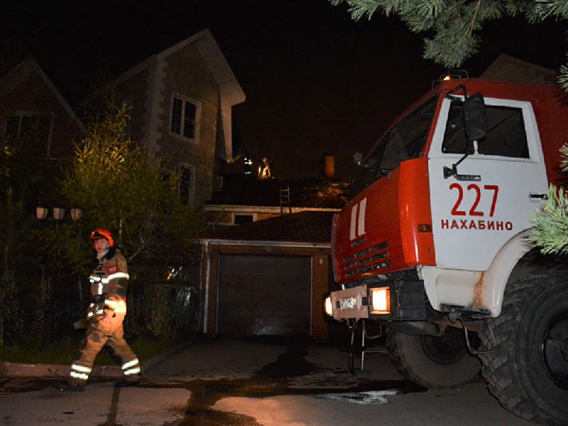 رجل إطفاء يمشي أمام مستشفى خاص بعد أن قتل حريق تسعة من كبار السن