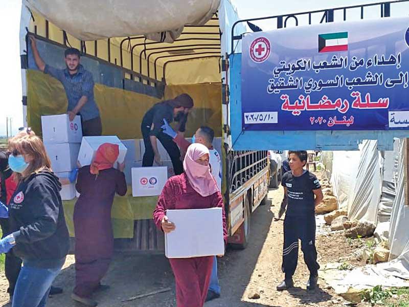 جمعية الهلال الأحمر الكويتي توزع مساعدات على لبنانيين ولاجئين السوريين