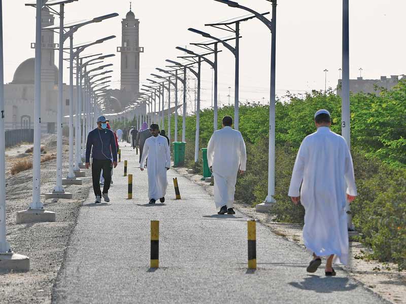  عدد من المواطنين يمارسون رياضة المشي في ثاني أيام الحظر الكلي أمس، مراعين الاشتراطات الصحية