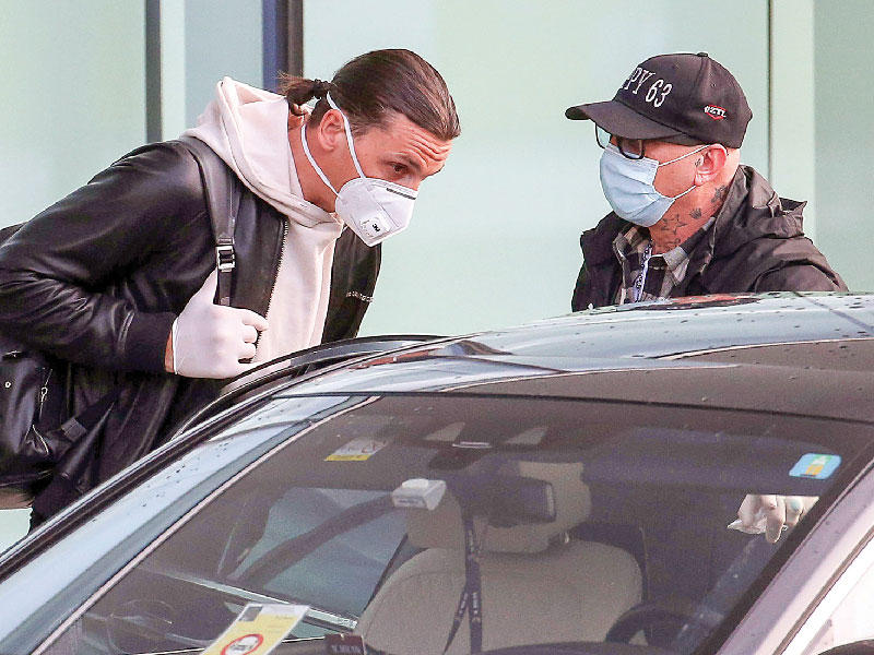 لحظة وصول زلاتان إبراهيموفيتش مرتديا قناع الوجه الواقي إلى مطار مالبينسا إذ سيبقى تحت الحجر الصحي في مركز ميلانيلو الرياضي