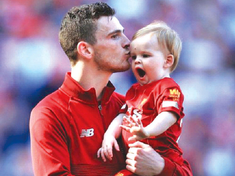 لاعب كرة القدم الأسكتلندي آندي روبرتسون 