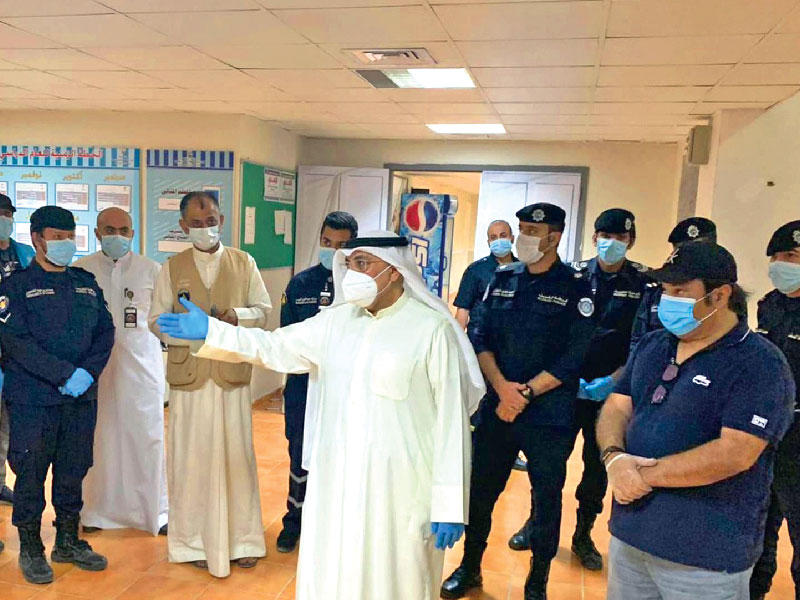 الوكيل المساعد للتنمية التربوية والأنشطة الناطق الرسمي لوزارة التربية فيصل المقصيد متفقداً إحدى المدارس