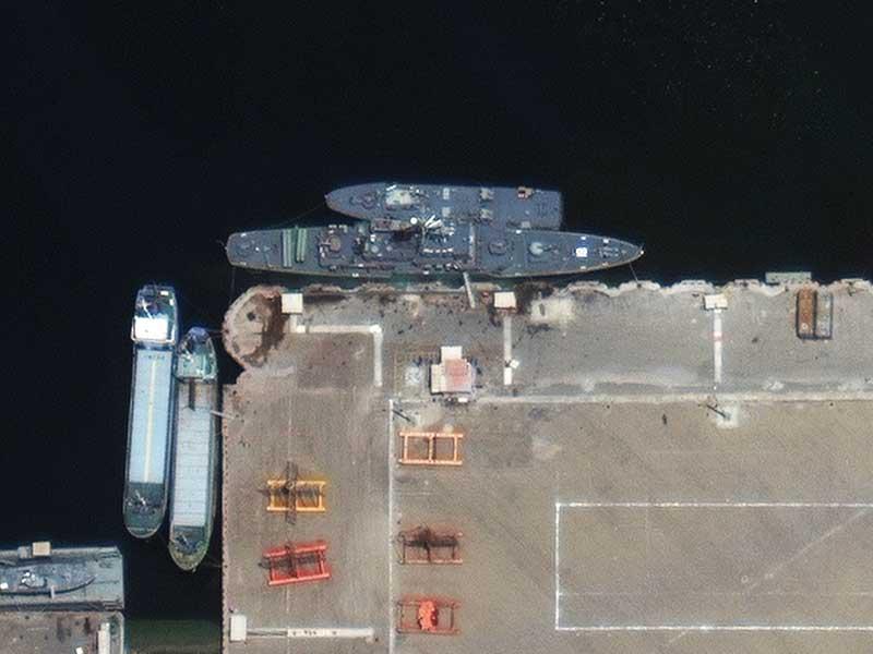 صورة ملتقطة بالأقمار الصناعية تظهر سفينة كنارك قبل تضررها خلال مناورات بخليج عمان أواخر أبريل الماضي (رويترز)