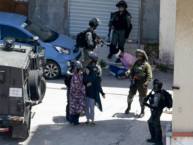 جنود إسرائيليون يعتقلون فلسطينياً قرب جنين أمس (أ ف ب)n