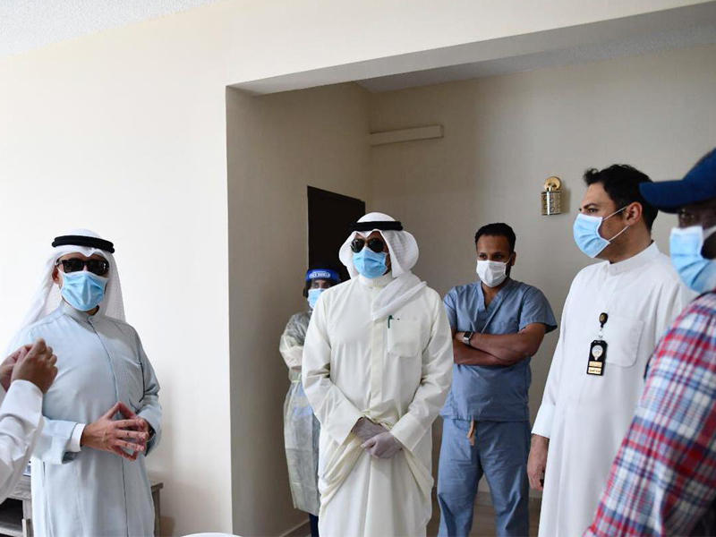 وزير الخارجية الشيخ أحمد الناصر متفقدا المواطنين العائدين من السعودية في محجر الخيران أمسn