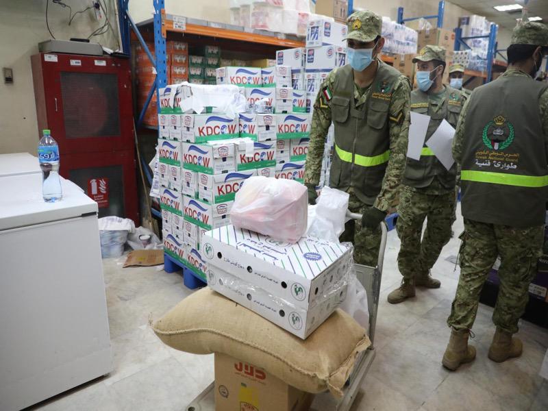 منتسبو الحرس خلال القيام بأعمال فرع تموين جمعية الخالدية